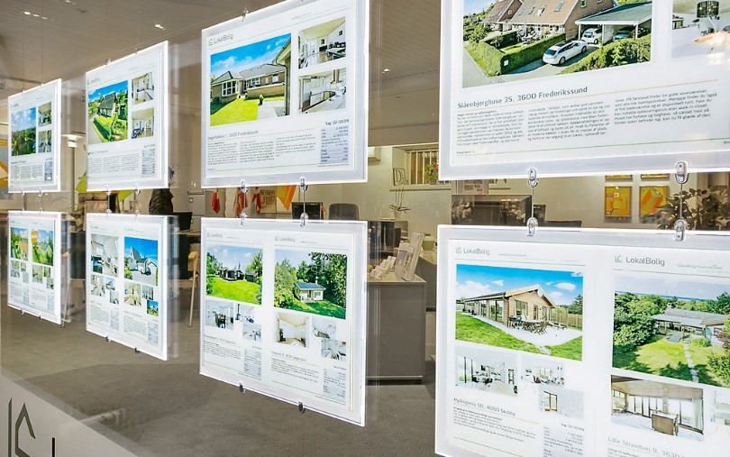 photos illustrant les vitrines d'agences immobilières