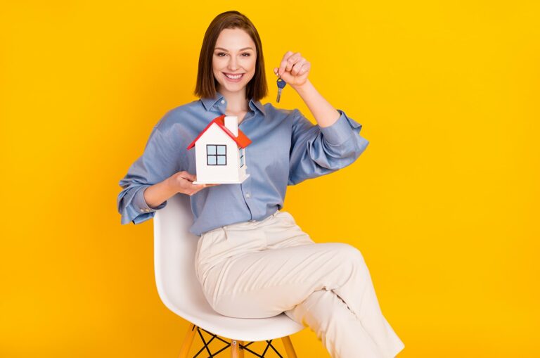 femme maison et clé
