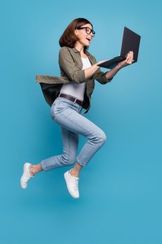 femme avec pc
